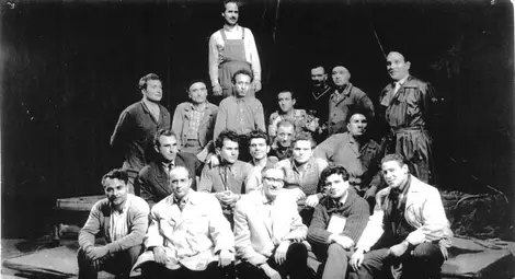 14 Йон Рънзеску, Георги Чендов, Ромео Райчев, Теодор Суружану с техническия екип на операта, 1958 г. Снимки: Държавна опера-Русе