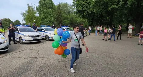 Полицаи от Първо районно изненадаха с торта за ЧРД сина на свой колега