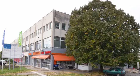 Доскорошен затворник задига каса със забито в гърба стъкло