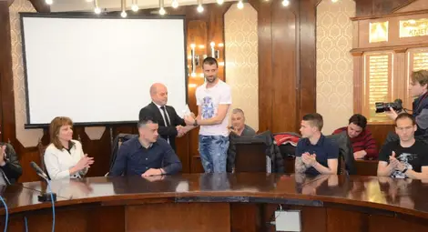 Кметът връчи отборната премия на капитана Диян Димов. Снимки: Красимир СТОЯНОВ