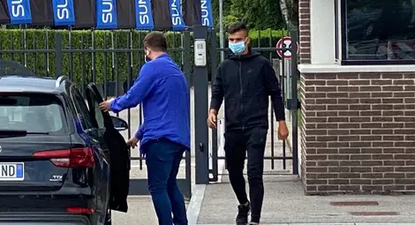 Футболистът от Русе разгледа тренировъчната база на „Интер“. Снимка: Туитър Футболистът от Русе разгледа тренировъчната база на „Интер“. Снимка: Туитър