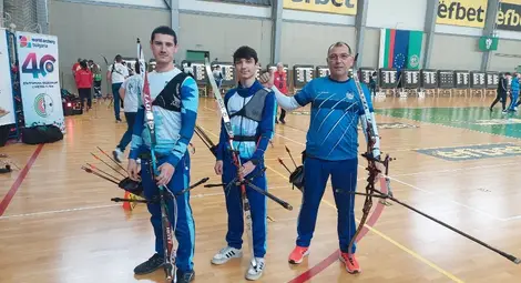 Иван /първият отляво/ със свой съотборник и личния си треньор. Снимка: Утро Иван /първият отляво/ със свой съотборник и личния си треньор. Снимка: Утро