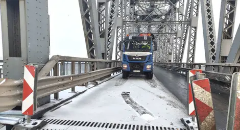 Премахнати са бордюри и стоманени плочи при основния ремонт на Дунав мост при Русе