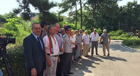 Деца разпънаха офицерски и войнишки  палатки в двора на Военния клуб в Русе