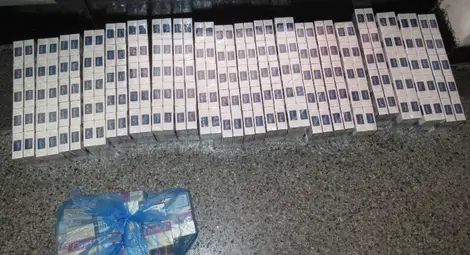 Доставчик и търговец на нелегални цигари хванати в момент на сделка