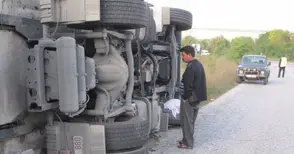 Задрямал шофьор обърна ТИР на Мойсев баир