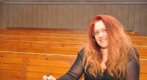 Мъжкото момиче Люси седна на студентска банка на 57 години Мъжкото момиче Люси седна на студентска банка на 57 години