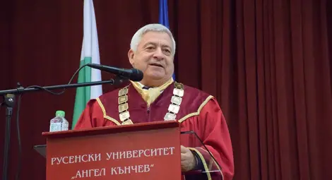Пълните отличници и първенците на специалности на Випуск 2025 на Русенския университет получиха своите дипломи