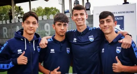 Алекс /третият отляво надясно/ остави добри впечатления по терените на Ботуша, но реши да се завърне в България. 							       Снимка Архив