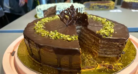 12-годишната Александра Барбова грабна наградата на кмета на Русе със своята торта Гараш с бял шоколад /галерия/