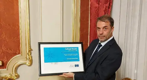 Директорът на музея проф. Николай Ненов показва сертификата, получен в двореца Дверце.                                          Снимка: РИМ