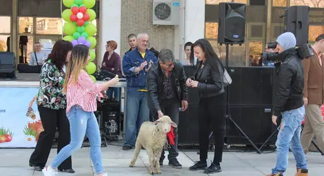 Катерина Гунева отведе у дома живото агне от Великденската томбола