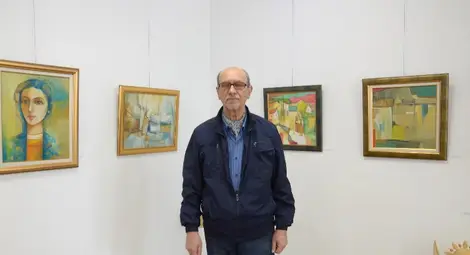 Слънчеви приказки от дърво добави Маньо Манев към живописните платна