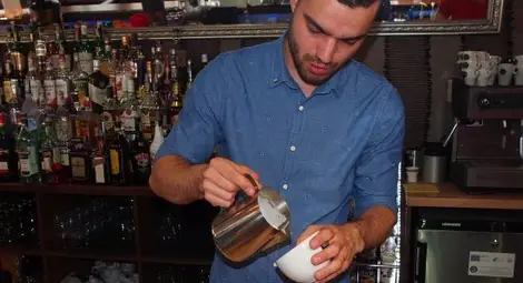 Барман рисува Левски и Ботев върху кафе