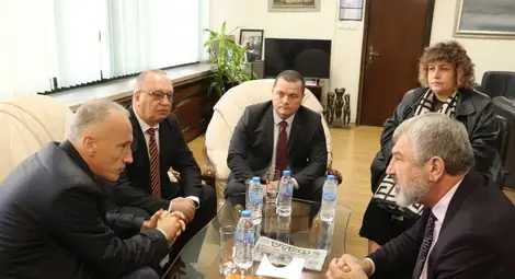 Агресията и борбата със зависимостите бе във фокуса на среща между областния управител Драгомир Драганов и министъра на образованието и науката Красимир Вълчев Агресията и борбата със зависимостите бе във фокуса на среща между областния управител Драгомир Драганов и министъра на образованието и науката Красимир Вълчев