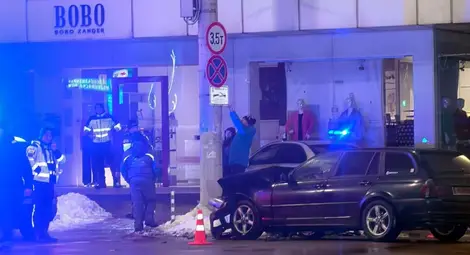 Ударен от друга кола &bdquo;Мерцедес&ldquo; блъсна тежко пешеходец на тротоар в центъра на Русе