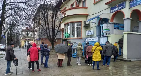 Опашка за ваксиниране пред Медицински център 1 на улица &bdquo;Борисова&ldquo; в Русе в събота.                   Снимка: &bdquo;Утро&lsquo;