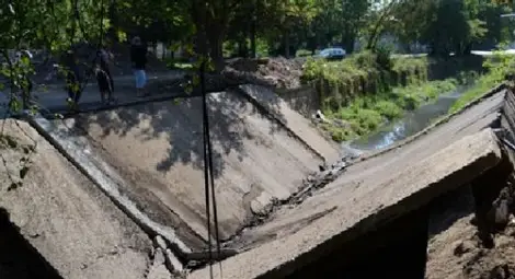 Апаши нарязаха мост във Враца