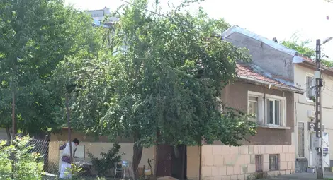 Общинска къща за двама се превърна в ромско свърталище