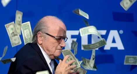 Замериха Сеп Блатер с изкуствени пари на пресконференция Замериха Сеп Блатер с изкуствени пари на пресконференция