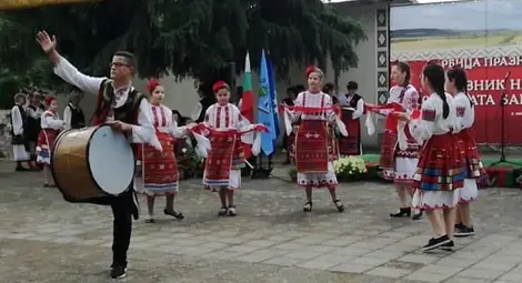 Ценовската макарина стана хит на празника на дрипавата баница