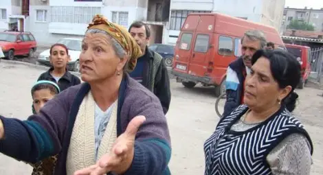 Ромите за детските надбавки в натура: Не щем боб, искаме си парите