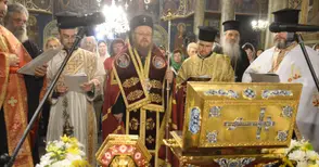 Десетки посрещнаха мощите на руски светци пред храма „Света Троица“