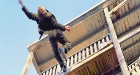 Крадец се хвърли от третия етаж, за да се спаси от ченгетата