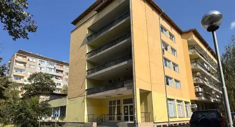 Правят три апартамента и два изолатора при ремонта на дом &bdquo;Възраждане&ldquo;