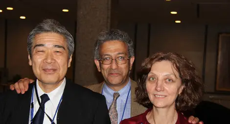 6. Д-р Марияна Георгиева заедно с проф. Казуя Кобаяши, Университет &bdquo;Чуо&ldquo;, Токио, Япония, вице-президент на URSI, проф. Надер Енгета, Университет на Пенсилвания, Филаделфия, САЩ (в средата), Международен симпозиум по електромагнитна теория на Международния съюз по радионауки URSI-EMTS, Хирошима, Япония, 2013, Конгресен център &bdquo;Мемориален парк на мира&ldquo;, изграден на мястото, където е паднала атомната бомба. 