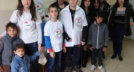 Ученици от Ценово дариха дрехи и храна на бедни семейства