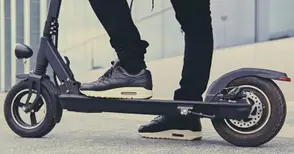 23-годишен се нахвърля на полицайка след забележка за опасно каране на тротинетка