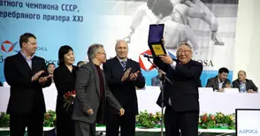 Огнян Николов връчи плакет на президента на Якутия