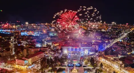 Русе посреща със заря изпълнената с надежди 2021 година Русе посреща със заря изпълнената с надежди 2021 година