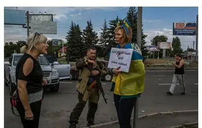 Минувачи от Донецк плюят и замерят с домати жена, обявена за украинска шпионка