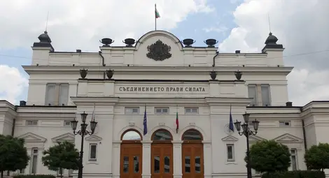 Народното събрание си купува дървени стелажи за 170 000 лева