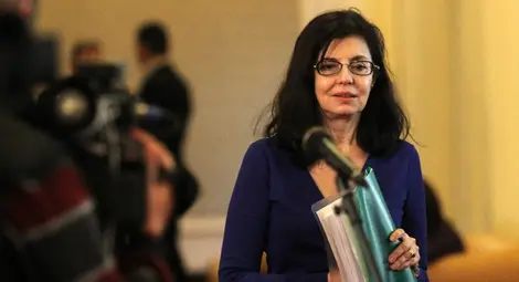 Кунева призова учениците да следят за потребителските си права