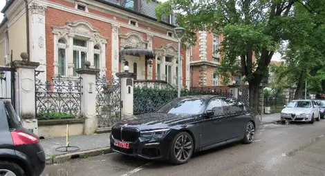 Пред къщата на Пламен Бобоков в Русе остана автомобилът му, който е с дипломатически номера.  Снимка: Русе Медиа