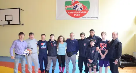 Теодоси Димитров подари на американските гости фотоалбума &bdquo;Всичко е борба&ldquo;, посветен на почетния председател на българската федерация по борба Валентин Йорданов.  Снимка: Красимир СТОЯНОВ