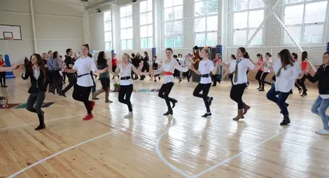 Деца, родители и учители играха осмомартенско Дунавско хоро