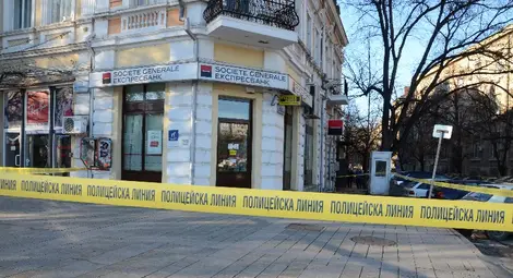 Сигнал за бомба от уличен телефон опразни офис на Експресбанк