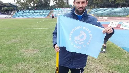 Фенове оборудваха с нови флагчета корнерите на Градския стадион в Русе