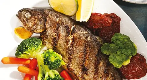 Източник: https://www.gotvi.lidl.bg/recipes/p-st-rva-na-gril-s-mentov-limonet-i-zaduseni-zelencuci 