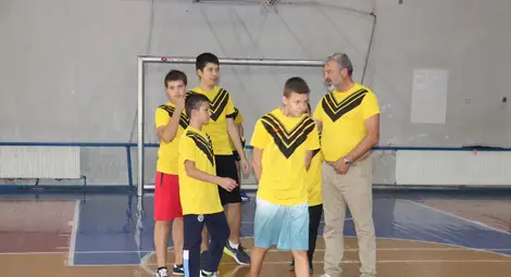 Драгомир Драганов игра футбол с учениците от ОУ „Олимпи Панов“ Драгомир Драганов игра футбол с учениците от ОУ „Олимпи Панов“