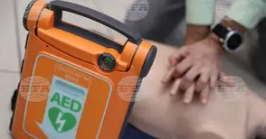 Обнародвани са промените, според които хора без медицинска професия могат да оказват спешна помощ с дефибрилатор, сложен на обществено място