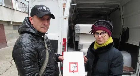 Управителят на &bdquo;Център Динамика&ldquo; Деана Димова с благодарност приема дарението от Иван Димитров.   Снимка: Русе Медиа