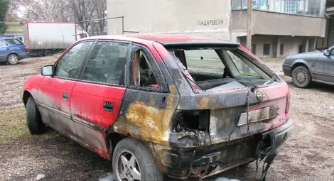 Два блока на косъм от взрив на умишлено подпален опел