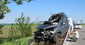 Млада жена загина при зверски удар, животът на мъжа й виси на косъм