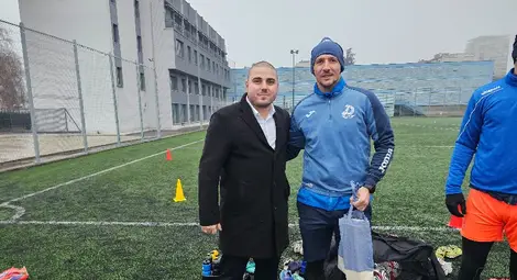 Капитан Камен Хаджиев получи наградата си за футболист та сезона от Ангел Бонев.		  Снимка: Андрей КЮЧУКОВ