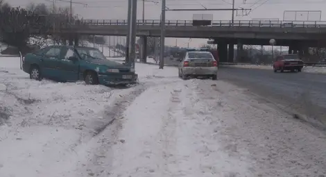 Шофьор на опел пострада след удар в стълб